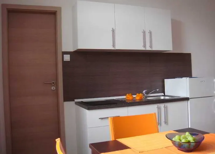 Ivo Hotel 2*